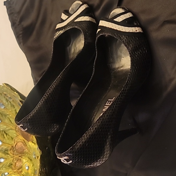 Authentic Chanel Heels. Shoes come with the Chanel box, dust bag, and ribbon. - Picture 5 of 7